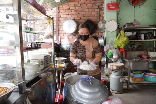 Nhiều quán ăn giữ giá cơm 35.000 đồng ở TP.HCM: 'Tăng nữa, khách khó xoay xở'