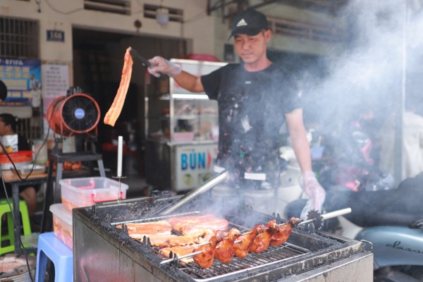 Nhiều quán ăn giữ giá cơm 35.000 đồng ở TP.HCM: 'Tăng nữa, khách khó xoay xở'