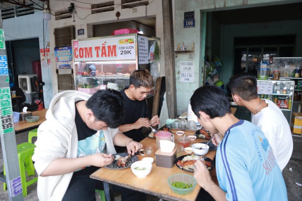 Nhiều quán ăn giữ giá cơm 35.000 đồng ở TP.HCM: 'Tăng nữa, khách khó xoay xở'