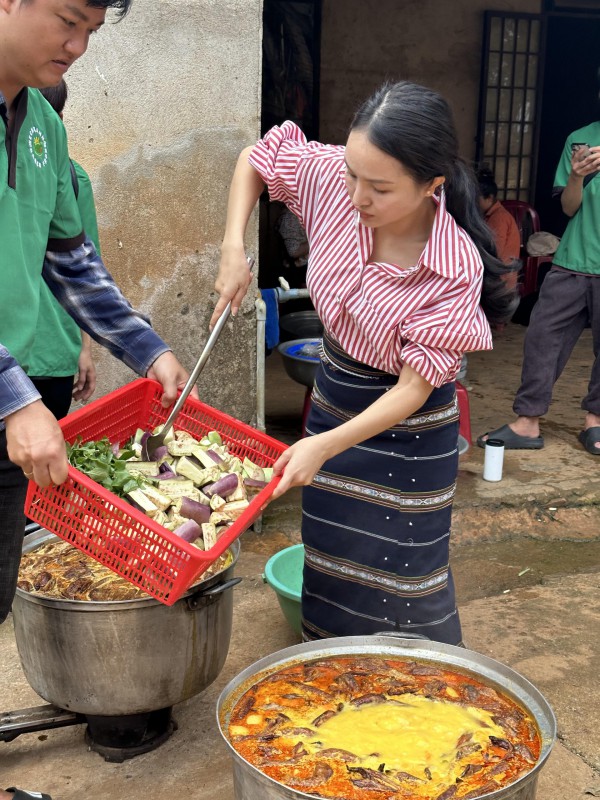 Nữ đầu bếp đam mê 'ăn thử' các món của 54 dân tộc Việt Nam