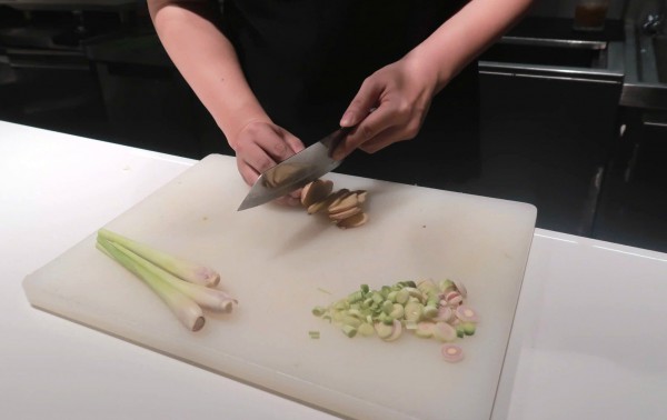 Pha cocktail với tỏi Lý Sơn, muối Sa Huỳnh: Hành trình 'Việt hóa' độc đáo của bartender Việt Pha cocktail với tỏi Lý Sơn, muối Sa Huỳnh: Hành trình 'Việt hóa' độc đáo của bartender Việt