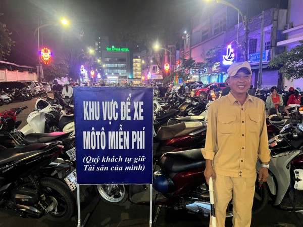 Phở 2 tô và loạt món ngon hút khách ở phố ẩm thực Diên Hồng