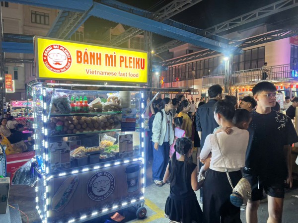 Phở 2 tô và loạt món ngon hút khách ở phố ẩm thực Diên Hồng