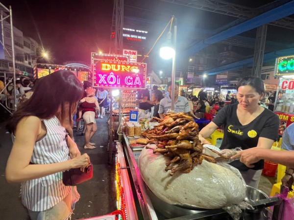 Phở 2 tô và loạt món ngon hút khách ở phố ẩm thực Diên Hồng