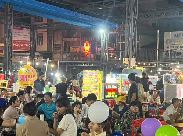 Phở 2 tô và loạt món ngon hút khách ở phố ẩm thực Diên Hồng