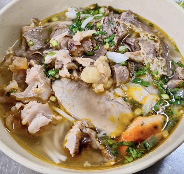 Phường Bàn Cờ có phở Lệ lừng danh, bún bò mỡ nổi đông kín khách Phường Bàn Cờ có phở Lệ lừng danh, bún bò mỡ nổi đông kín khách