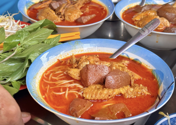 Phường Chợ Lớn có 'hủ tiếu nhà giàu', cà ri gà, lẩu cá cù lao trứ danh Phường Chợ Lớn có 'hủ tiếu nhà giàu', cà ri gà, lẩu cá cù lao trứ danh