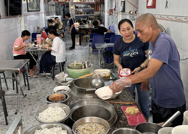 Phường Chợ Lớn có 'hủ tiếu nhà giàu', cà ri gà, lẩu cá cù lao trứ danh Phường Chợ Lớn có 'hủ tiếu nhà giàu', cà ri gà, lẩu cá cù lao trứ danh