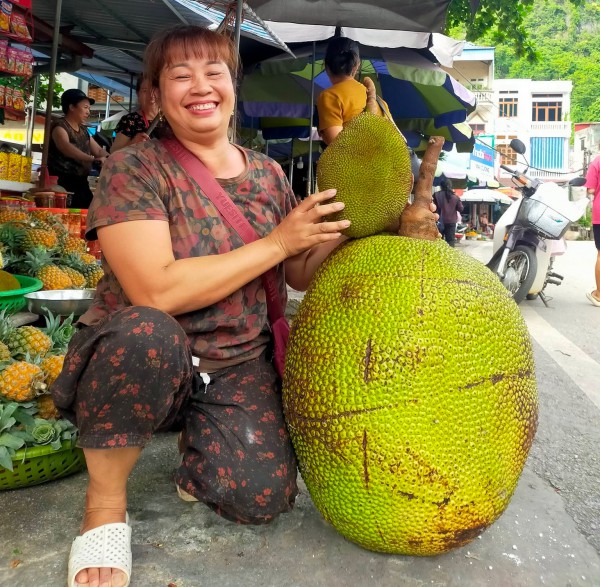 Quả mít khổng lồ nặng 53 kg: Bổ ra, ai trong chợ cũng bất ngờ Quả mít khổng lồ nặng 53 kg: Bổ ra, ai trong chợ cũng bất ngờ