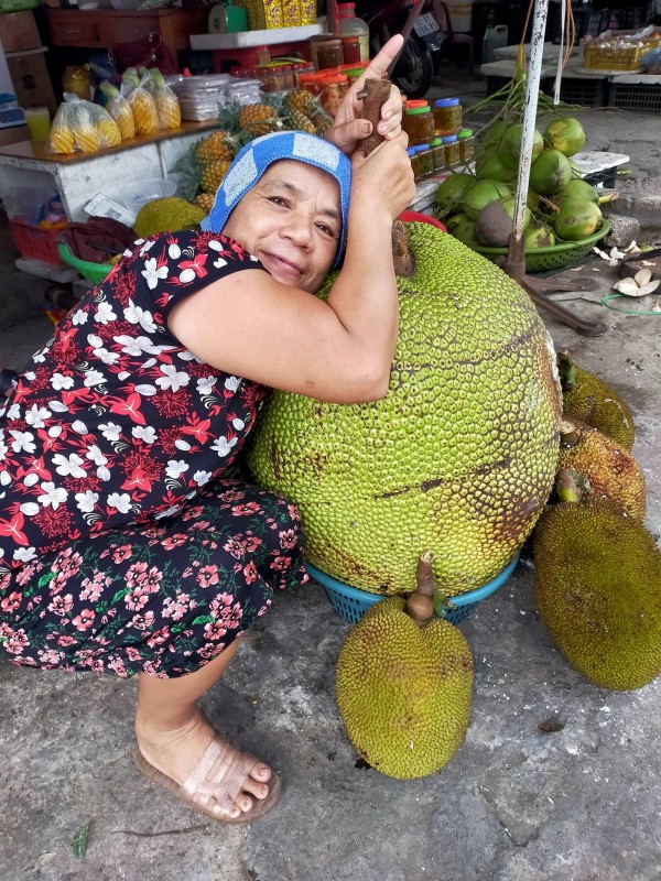 Quả mít khổng lồ nặng 53 kg: Bổ ra, ai trong chợ cũng bất ngờ Quả mít khổng lồ nặng 53 kg: Bổ ra, ai trong chợ cũng bất ngờ