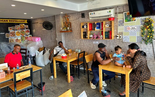 Quán ăn bán món Nigeria ở TP.HCM, khách châu Phi 'theo' suốt gần 20 năm Quán ăn bán món Nigeria ở TP.HCM, khách châu Phi 'theo' suốt gần 20 năm