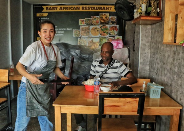 Quán ăn bán món Nigeria ở TP.HCM, khách châu Phi 'theo' suốt gần 20 năm Quán ăn bán món Nigeria ở TP.HCM, khách châu Phi 'theo' suốt gần 20 năm