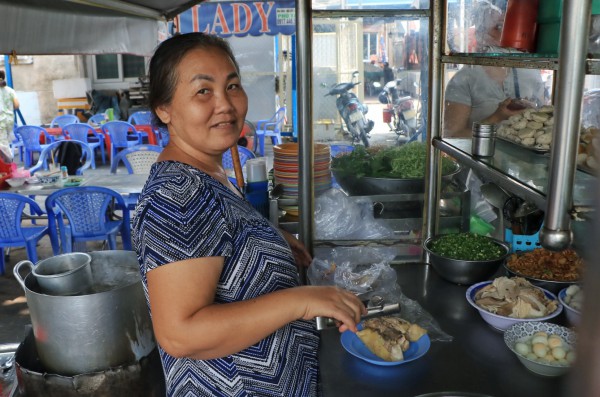 Quán ăn bình dân nổi tiếng The Lunch Lady sau biến cố gia đình: Giờ ra sao?