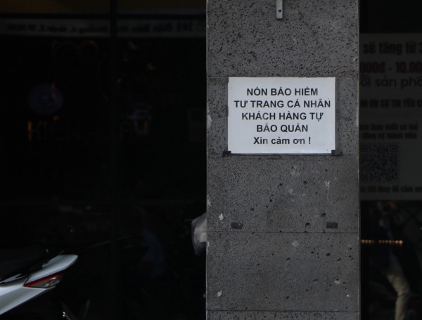 Quán ăn ở TP.HCM 'chỉ giữ xe không giữ nón bảo hiểm': Thực khách thấy sao? Quán ăn ở TP.HCM 'chỉ giữ xe không giữ nón bảo hiểm': Thực khách thấy sao?