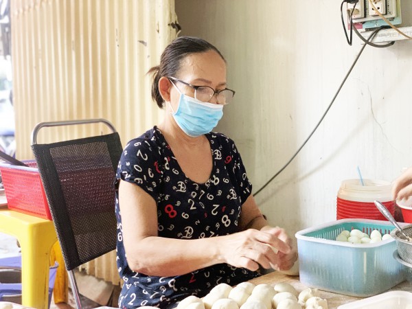 Quán bánh bao chiên 30 năm giữa TP.HCM, con gái phụ mẹ sáng tạo món mới