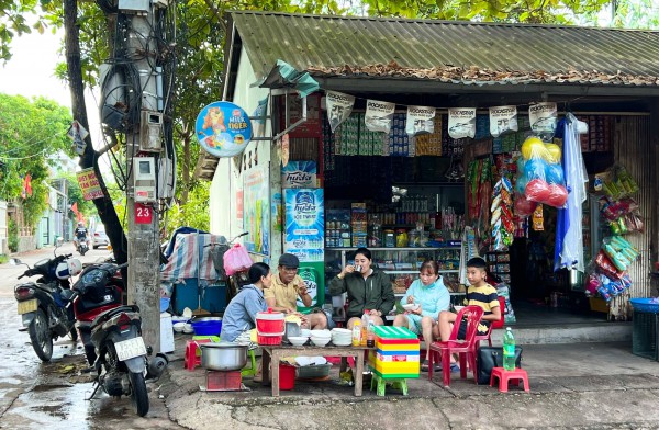 Quán bánh canh Nam Phổ 10.000 đồng ở Huế: Đông kín khách, đến trễ là hết Quán bánh canh Nam Phổ 10.000 đồng ở Huế: Đông kín khách, đến trễ là hết