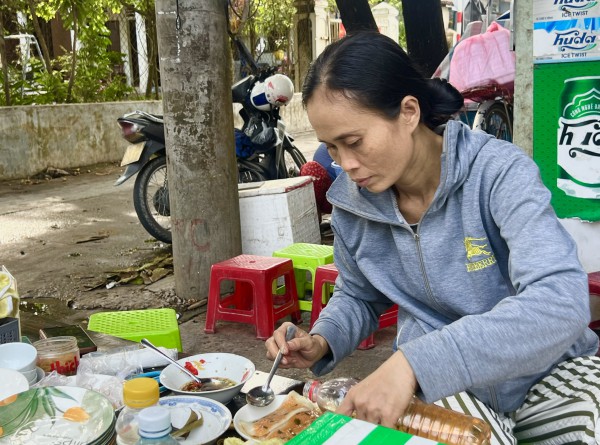 Quán bánh canh Nam Phổ 10.000 đồng ở Huế: Đông kín khách, đến trễ là hết Quán bánh canh Nam Phổ 10.000 đồng ở Huế: Đông kín khách, đến trễ là hết