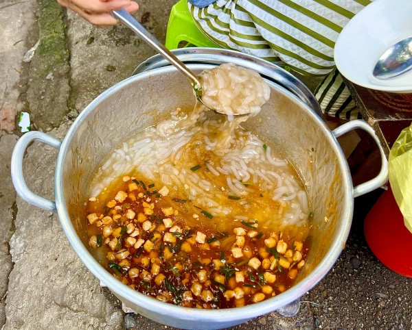Quán bánh canh Nam Phổ 10.000 đồng ở Huế: Đông kín khách, đến trễ là hết Quán bánh canh Nam Phổ 10.000 đồng ở Huế: Đông kín khách, đến trễ là hết