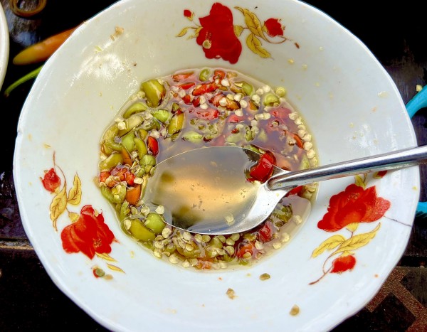 Quán bánh canh Nam Phổ 10.000 đồng ở Huế: Đông kín khách, đến trễ là hết Quán bánh canh Nam Phổ 10.000 đồng ở Huế: Đông kín khách, đến trễ là hết