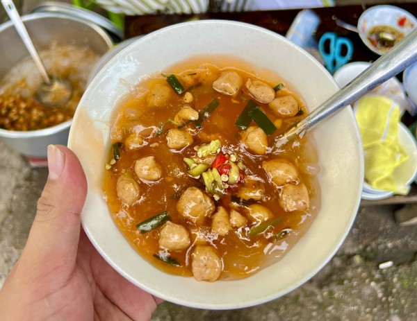 Quán bánh canh Nam Phổ 10.000 đồng ở Huế: Đông kín khách, đến trễ là hết Quán bánh canh Nam Phổ 10.000 đồng ở Huế: Đông kín khách, đến trễ là hết