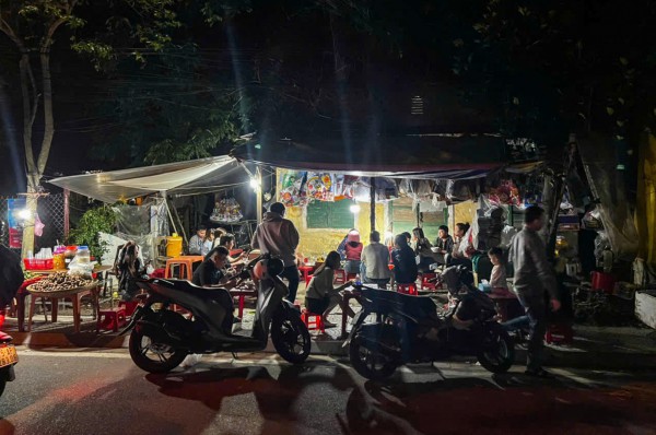 Quán bánh canh 'đồ mã' ở Huế: Khách tự bưng ghế, kiên nhẫn chờ Quán bánh canh 'đồ mã' ở Huế: Khách tự bưng ghế, kiên nhẫn chờ