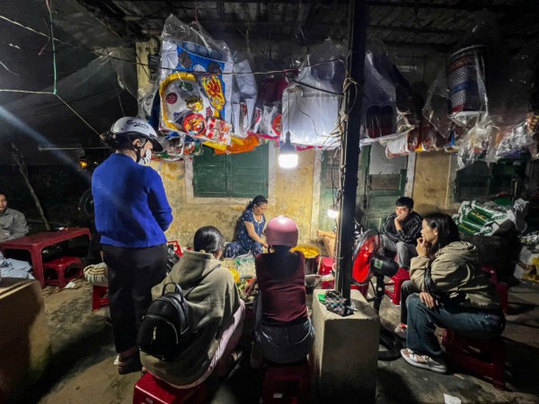 Quán bánh canh 'đồ mã' ở Huế: Khách tự bưng ghế, kiên nhẫn chờ Quán bánh canh 'đồ mã' ở Huế: Khách tự bưng ghế, kiên nhẫn chờ