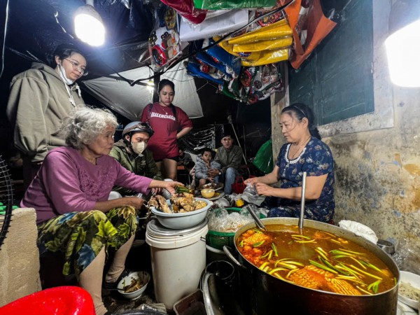 Quán bánh canh 'đồ mã' ở Huế: Khách tự bưng ghế, kiên nhẫn chờ Quán bánh canh 'đồ mã' ở Huế: Khách tự bưng ghế, kiên nhẫn chờ
