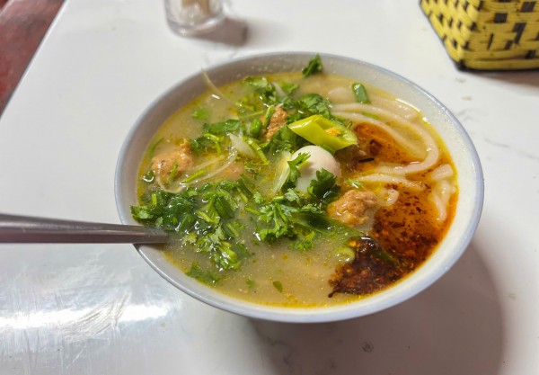 Quán bánh canh không tên giá 15.000 đồng ở Huế: Vài giờ bán hết 3 nồi lớn