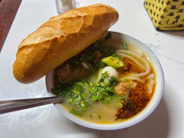 Quán bánh canh không tên giá 15.000 đồng ở Huế: Vài giờ bán hết 3 nồi lớn