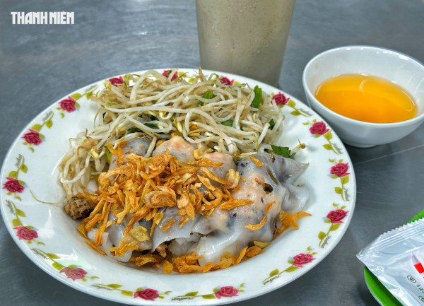 Quán bánh cuốn Michelin ở trung tâm TP.HCM: Thâm niên 65 năm, bà chủ có thói quen đặc biệt Quán bánh cuốn Michelin ở trung tâm TP.HCM: Thâm niên 65 năm, bà chủ có thói quen đặc biệt