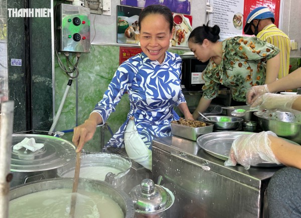 Quán bánh cuốn Michelin ở trung tâm TP.HCM: Thâm niên 65 năm, bà chủ có thói quen đặc biệt Quán bánh cuốn Michelin ở trung tâm TP.HCM: Thâm niên 65 năm, bà chủ có thói quen đặc biệt