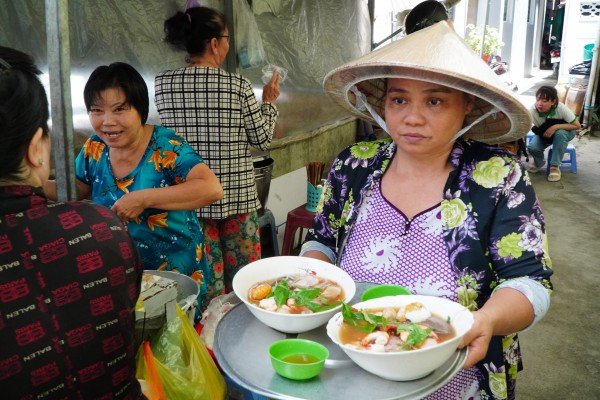 Quán bún mắm trong chợ 'nặng ký' nhất miền Tây: Bà chủ... có lối đi riêng Quán bún mắm trong chợ 'nặng ký' nhất miền Tây: Bà chủ... có lối đi riêng