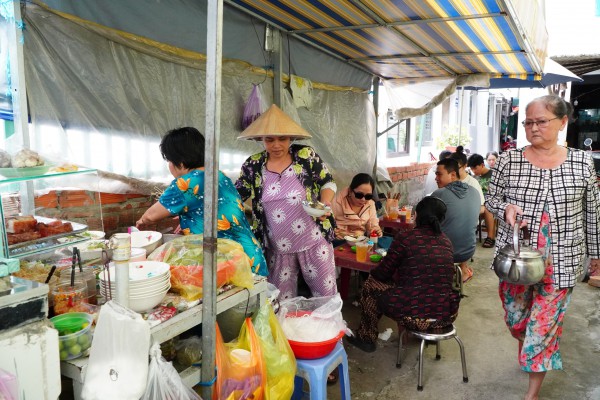 Quán bún mắm trong chợ 'nặng ký' nhất miền Tây: Bà chủ... có lối đi riêng Quán bún mắm trong chợ 'nặng ký' nhất miền Tây: Bà chủ... có lối đi riêng