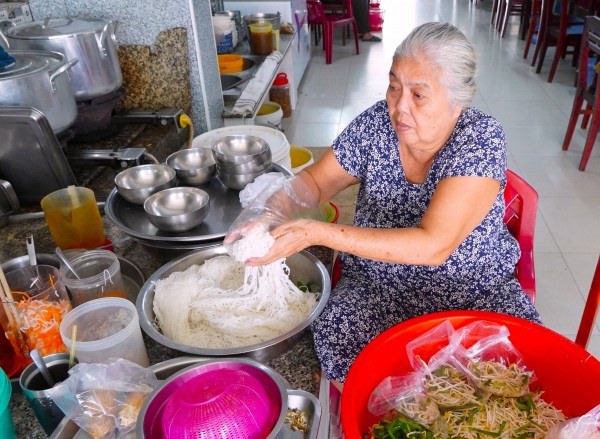 Quán bún nước lèo 40 năm chỉ bán tôm đất: Bà chủ khó tính, sẵn sàng đóng cửa nếu...
