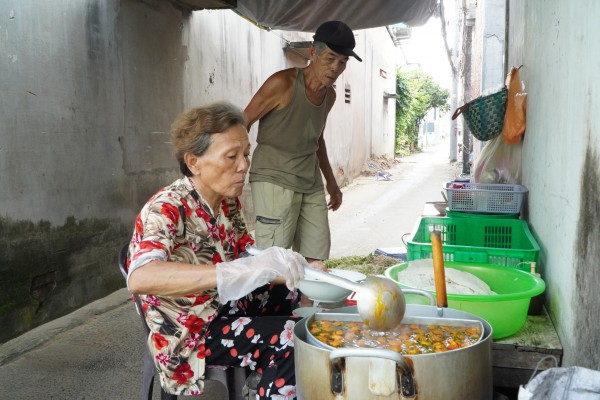 Quán bún riêu 40 năm ở miền Tây: Ông bà U.80 bán tô 5.000 đồng vẫn vui Quán bún riêu 40 năm ở miền Tây: Ông bà U.80 bán tô 5.000 đồng vẫn vui