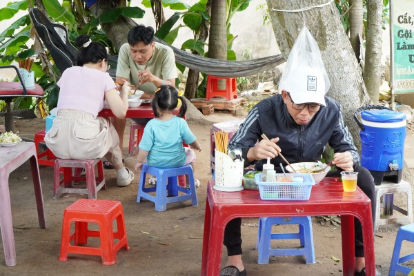 Quán bún riêu 40 năm ở miền Tây: Ông bà U.80 bán tô 5.000 đồng vẫn vui Quán bún riêu 40 năm ở miền Tây: Ông bà U.80 bán tô 5.000 đồng vẫn vui