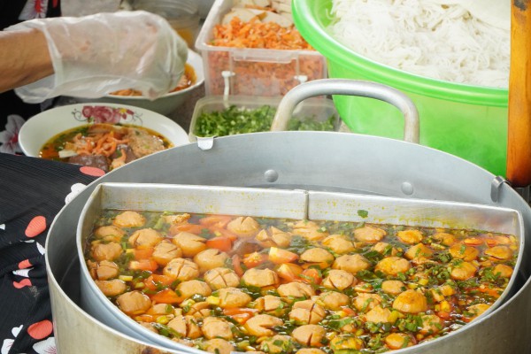 Quán bún riêu 40 năm ở miền Tây: Ông bà U.80 bán tô 5.000 đồng vẫn vui Quán bún riêu 40 năm ở miền Tây: Ông bà U.80 bán tô 5.000 đồng vẫn vui