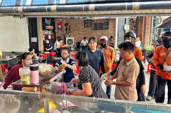 Quán bún riêu bình dân được Michelin gọi tên: Chủ quán từng 'sợ đi dự mà không có giải' Quán bún riêu bình dân được Michelin gọi tên: Chủ quán từng 'sợ đi dự mà không có giải'