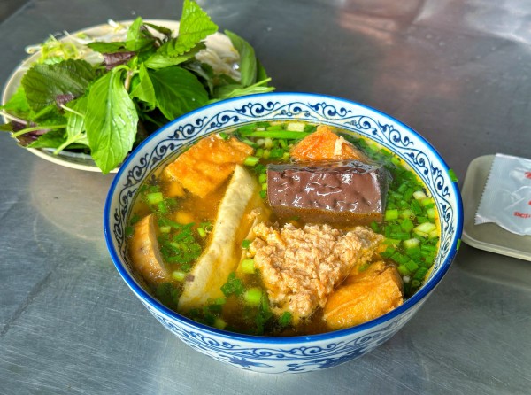 Quán bún riêu bình dân được Michelin gọi tên: Chủ quán từng 'sợ đi dự mà không có giải' Quán bún riêu bình dân được Michelin gọi tên: Chủ quán từng 'sợ đi dự mà không có giải'