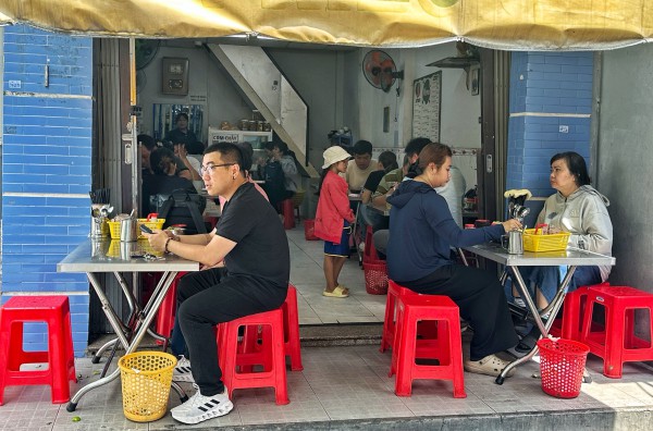 Quán bún riêu bình dân được Michelin gọi tên: Chủ quán từng 'sợ đi dự mà không có giải' Quán bún riêu bình dân được Michelin gọi tên: Chủ quán từng 'sợ đi dự mà không có giải'