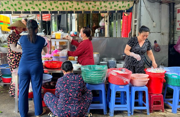 Quán bún riêu bình dân được Michelin gọi tên: Chủ quán từng 'sợ đi dự mà không có giải' Quán bún riêu bình dân được Michelin gọi tên: Chủ quán từng 'sợ đi dự mà không có giải'