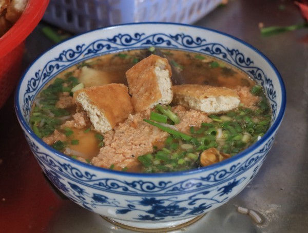 Quán bún riêu bình dân được Michelin gọi tên: Chủ quán từng 'sợ đi dự mà không có giải' Quán bún riêu bình dân được Michelin gọi tên: Chủ quán từng 'sợ đi dự mà không có giải'