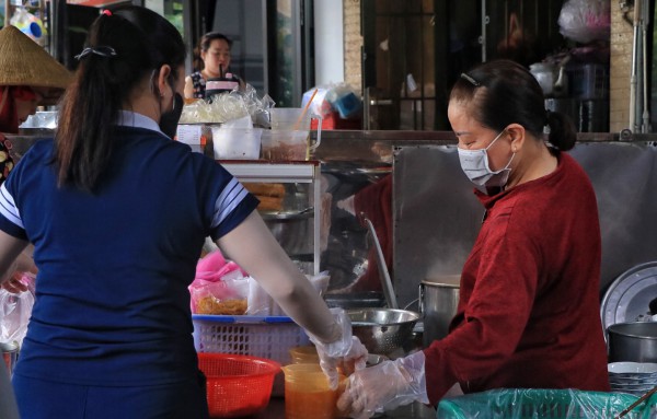 Quán bún riêu bình dân được Michelin gọi tên: Chủ quán từng 'sợ đi dự mà không có giải' Quán bún riêu bình dân được Michelin gọi tên: Chủ quán từng 'sợ đi dự mà không có giải'