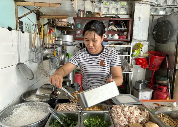 Quán bún thang bình dân trứ danh TP.HCM, truyền 3 đời: Nguồn gốc tên gọi từ đâu? Quán bún thang bình dân trứ danh TP.HCM, truyền 3 đời: Nguồn gốc tên gọi từ đâu?