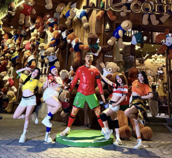 Quán cà phê TP.HCM 'thức' cùng World Cup 2026: Mở cửa 24/7, khách check-in cùng Messi, Ronaldo Quán cà phê TP.HCM 'thức' cùng World Cup 2026: Mở cửa 24/7, khách check-in cùng Messi, Ronaldo