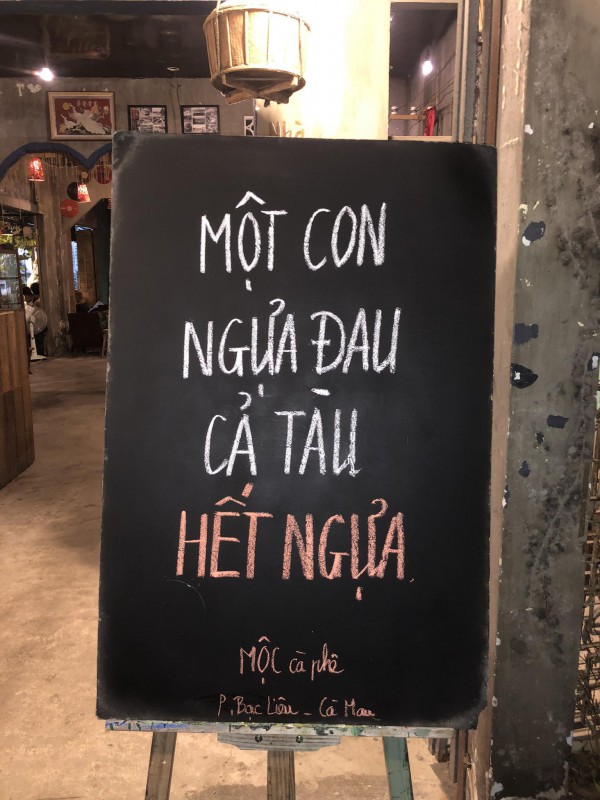 Quán cà phê miền Tây gây bão mạng với bảng thông báo 'mặn mà' có 1-0-2 Quán cà phê miền Tây gây bão mạng với bảng thông báo 'mặn mà' có 1-0-2