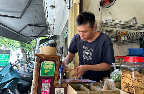 Quán cao lầu Hội An lạ nhất TP.HCM: Chủ quán bán một mình, hết vài chục tô là nghỉ Quán cao lầu Hội An lạ nhất TP.HCM: Chủ quán bán một mình, hết vài chục tô là nghỉ
