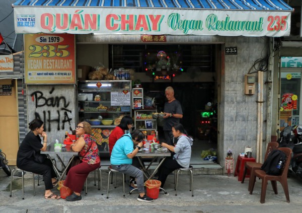 Quán chay gần chùa Vĩnh Nghiêm tồn tại gần nửa thế kỷ: Ông chủ... lạ đời Quán chay gần chùa Vĩnh Nghiêm tồn tại gần nửa thế kỷ: Ông chủ... lạ đời