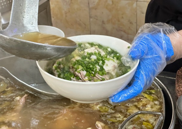 Quán 'phở Michelin' ở TP.HCM mở từ năm 1958: Chuyện chủ quán đứng quầy từ sáng tới tối