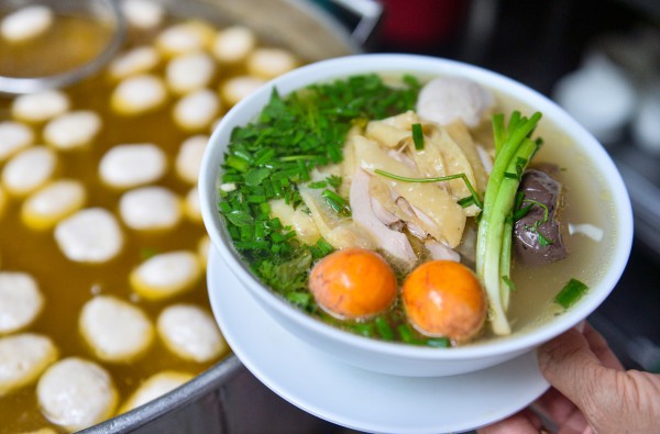 Quán phở gà 'đắt nhất nhì' Hà Nội được Michelin gọi tên có gì đặc biệt? Quán phở gà 'đắt nhất nhì' Hà Nội được Michelin gọi tên có gì đặc biệt?